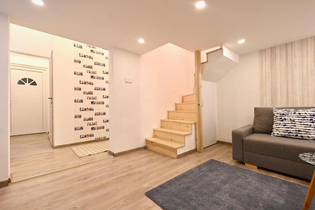 Cute Gallery Flat In Kiraly Street Boedapest Buitenkant foto