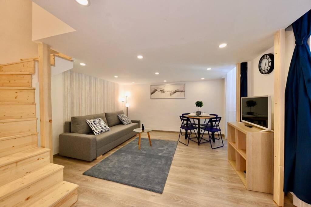 Cute Gallery Flat In Kiraly Street Boedapest Buitenkant foto