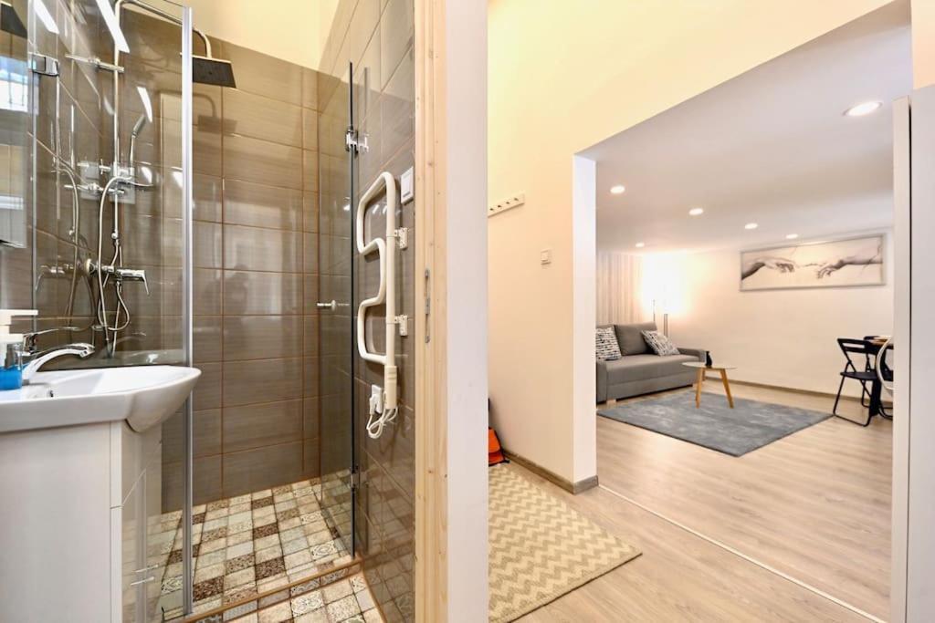 Cute Gallery Flat In Kiraly Street Boedapest Buitenkant foto