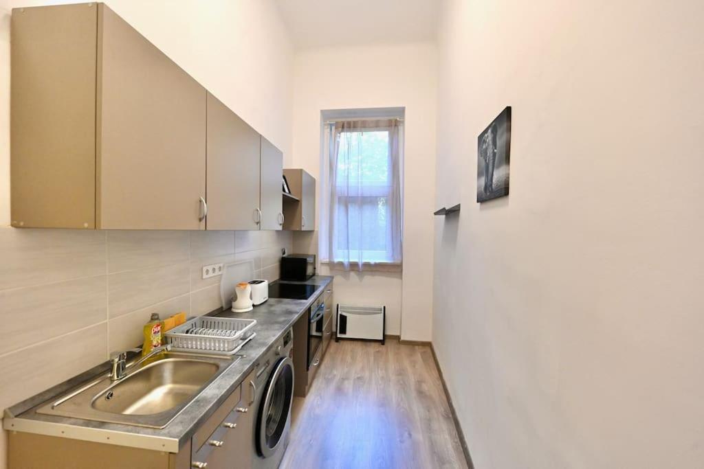 Cute Gallery Flat In Kiraly Street Boedapest Buitenkant foto