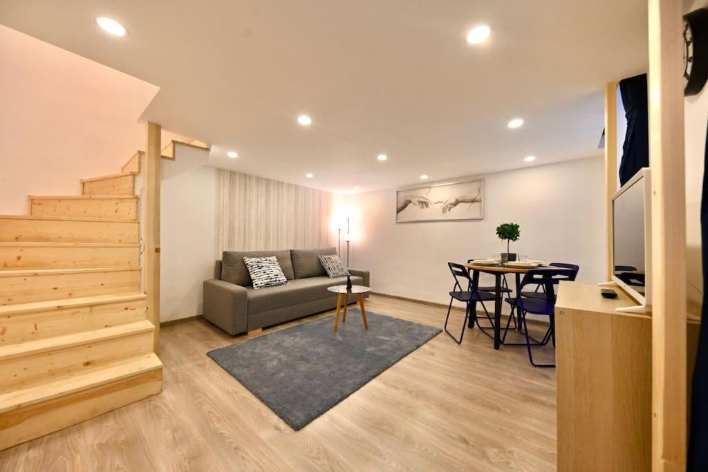 Cute Gallery Flat In Kiraly Street Boedapest Buitenkant foto